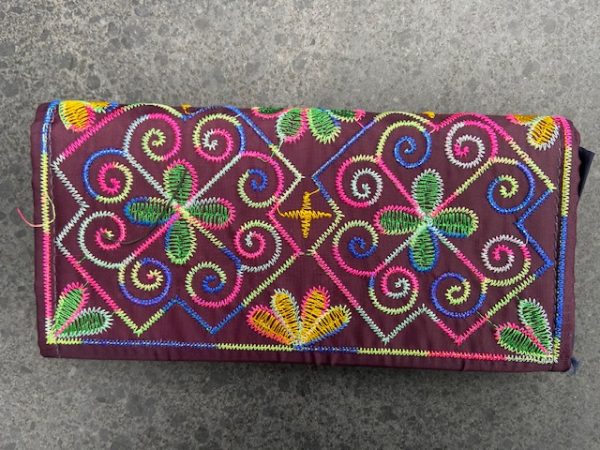 Portemonnee borduursels Vietnam magneet sluiting fair trade handgemaakt apart vak rits handmade