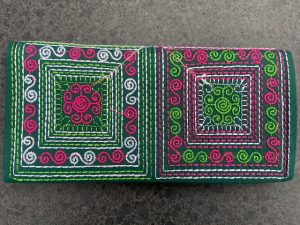 Portemonnee borduursels Vietnam geld magneet sluiting fair trade handgemaakt apart vak rits handmade opbergen hard dames