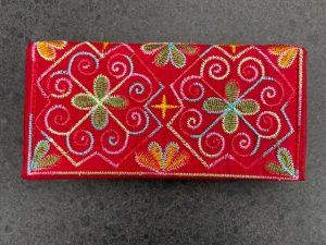Portemonnee borduursels Vietnam geld magneet sluiting fair trade handgemaakt apart vakken rits handmade opbergen hard dames