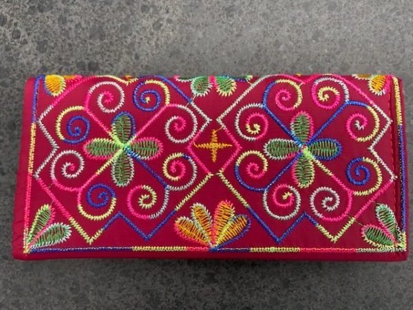 Portemonnee borduursels Vietnam geld magneet sluiting fair trade handgemaakt apart vakken rits handmade beurs stevig dames