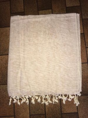 Sjaal van Yakwol Jakwol Shawls of Yakwool Fairtrade beige wit